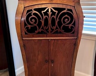 Victrola / Antique Phonograph