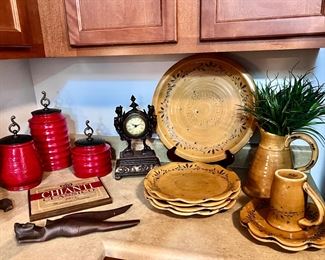 Dinnerware / Dishes and Décor