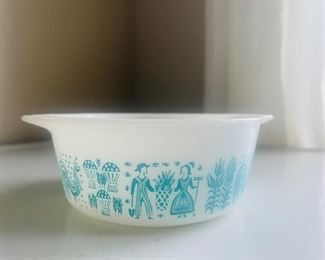 Plenty of vintage Pyrex in good to very good condition 