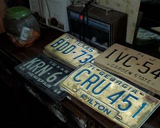 Philco Twin Speaker, Juliette El Lider Radio, Old Car Plates