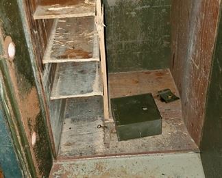 Interior of safe, has 2nd inner door with key lock (key not found at this time)