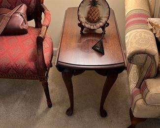 Q-Anne drop leaf end table 1 of 2