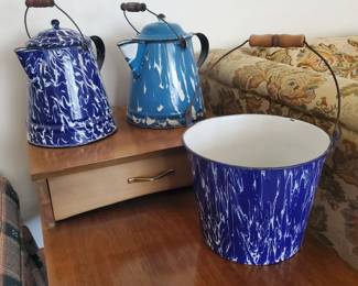 Plus, a beautiful granite pail is also in excellent condition!