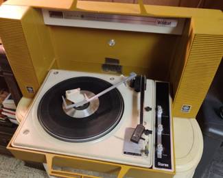Super Retro record player in gold