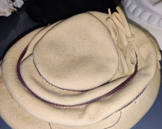 Various vintage ladies hats