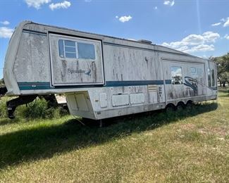 Very large 1998 5th wheel RV - needs TLC.