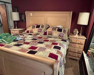 AMISH MADE SOLID OAK BEDROOM SUITE / KING SLEIGH BED!