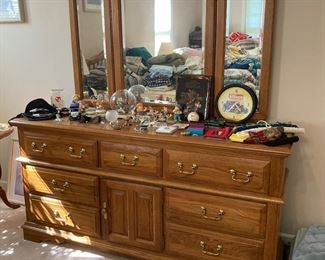 Broyhill Queen Bedroom 