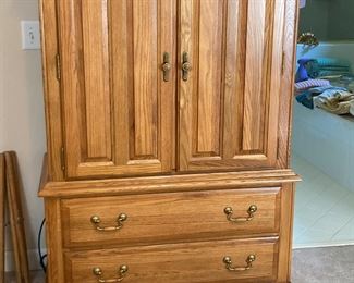 Broyhill Queen Bedroom 