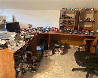 Sectional desk, sold by the piece. Create your own shape/size. 