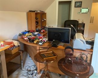 Sectional desk, sold by the piece. Create your own shape/size. 