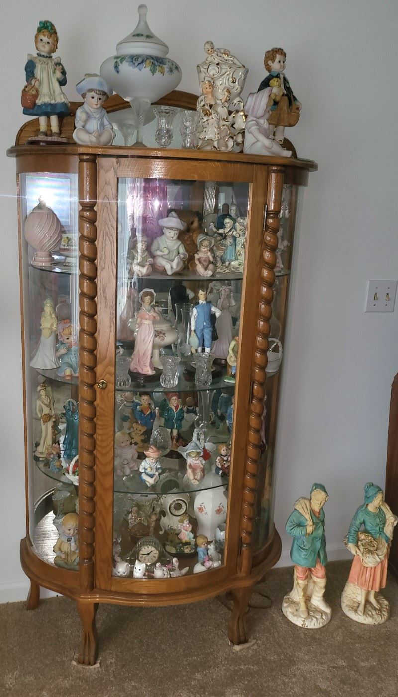 Cabinet and figurines 