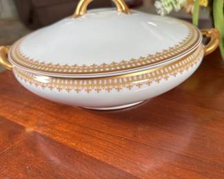 Theodore Haviland Limoges covered casserole, very good condition, 8"W