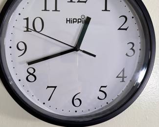 Hippih batter-operated wall clock 10"