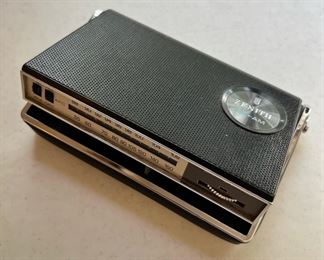 Vintage Zenith Royal C25 transistor radio