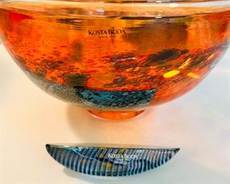 Bertil Vallien for Kosta Boda ‘Bowl Red’ model 59725 from the Satellite Collection and small ‘Boat’.  Both have the original Kosta Boda stickers and are both signed by Bertil Vallien