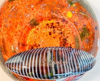 Bertil Vallien for Kosta Boda ‘Bowl Red’ model 59725 from the Satellite Collection and small ‘Boat’.  Both have the original Kosta Boda stickers and are both signed by Bertil Vallien