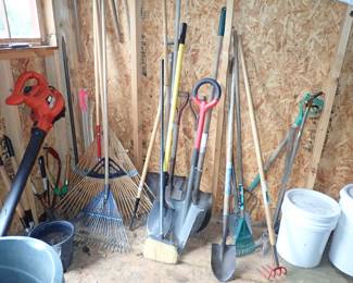 GARDEN RACKS - SHOVELS - ETC
