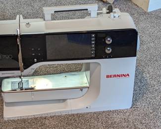 Bernina B790 - cover & guide- knee bar and accessories.