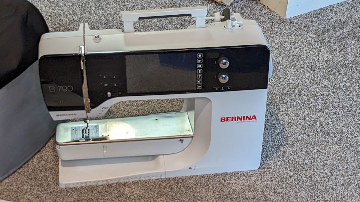 Bernina B790 - cover & guide- knee bar and accessories.