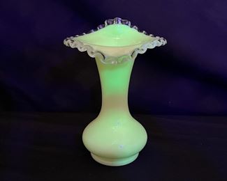 Vtg Fenton Ivory Crest (Uranium) Tulip Vase