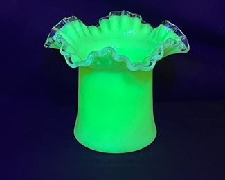 VTG Fenton Ivory Crest Ruffled Top Hat Vase