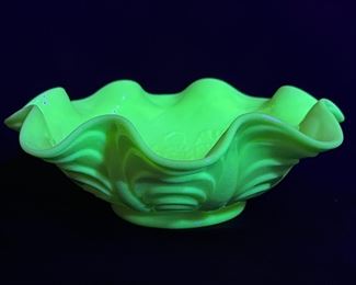 VTG Lg Wright Custard Glass Pansy Ruffle Edge Bowl