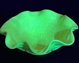 VTG Lg Wright Custard Glass Pansy Ruffle Edge Bowl