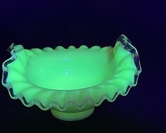 VTG Ivory Crest Ruffle Edge Bowl (Uranium)