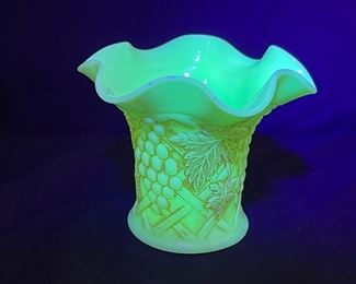 Northwood Custard Uranium Grape & Cable Vase