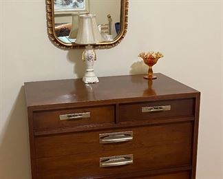 Mid Century Willett Furniture Solid Cherry 7-Drawer Dresser / Chest of Drawers