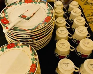 Tienshan China - Deck the Halls Patteern