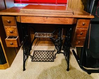 Antique Singer Sewing Machine- WORKS