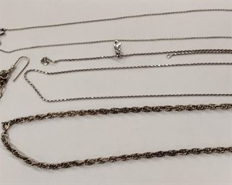 A HEAVY 'ROPE' CHAIN NECKLACE       ADJUSTABLE LENGTH NECKLACE WITH SLIDING CLASP
FINE CHAIN NECKLACE
PAIR OF DANGLE EARRINGS MADE OF THIN LINKS          WEIGHT 25.2 GRAMS
