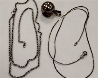 
MEXICO STERLING SILVER BOBBLE CHIME WITH SUN FACE. TWO STERLING CHAIN NECKLACES

WEIGHT 21.8 GRAMS
