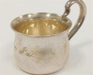 

VINTAGE WEBSTER STERLING SILVER BABY CUP.  NUMBERED 44 ON THE BASE.  MONOGRAMMED 'LEE JR.'.  1 7/8" TALL TO THE TOP OF THE HANDLE. 
WEIGHT 50.3 GRAMS OR 1.62 TROY OUNCES.
ESTIMATE $36.93

