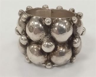 AN UNMARKED BRUTALIST STERLING SILVER RING. 8.1 GRAMS.  JUST BETWEEN SIZE 4 3/4 - 5