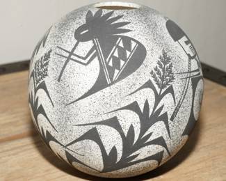 Native American globe pottery-A Edaakie