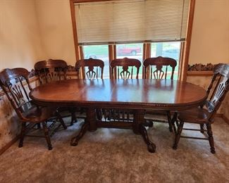 Dining room table with 6 chairs
