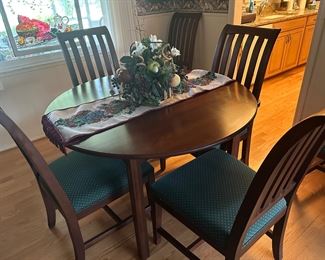 Beautiful solid wood dining table with 6 chairs and one leaf. 