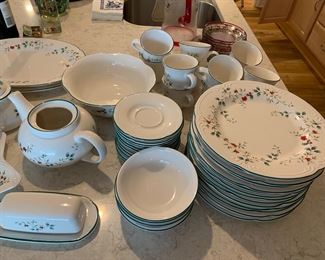 Pfaltzgraff Winterberry dish set