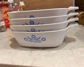 4 corning ware cornflower small casseroles with 3 plastic lids