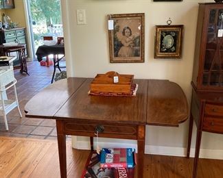 Pembroke table 19 century.