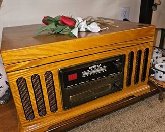 Detrola Comco Turntable, Radio, CD, Cassette Player!
