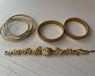 Lot of (1) Intermingled Gold Toned Bracelets (2) Gold toned Stretchy Bracelet (1) Noahâs Ark Themed Gold Toned Bracelet