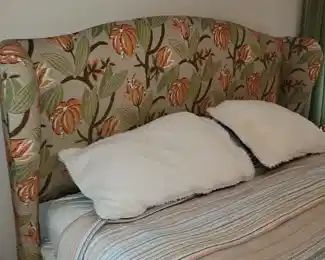 King size bed, very nice mattress set