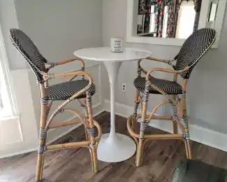 Cool bar table & chairs