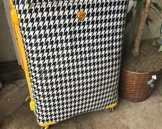 Hard shell houndstooth with yellow accent color rolling suitcase 