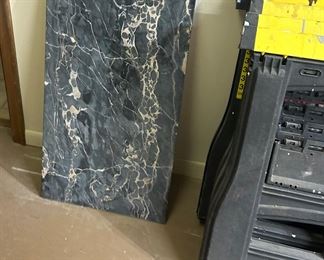 Slab of marble; set of 4 saw horses