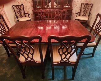 Beautiful dining table with eight chairs. The table is in perfect condition